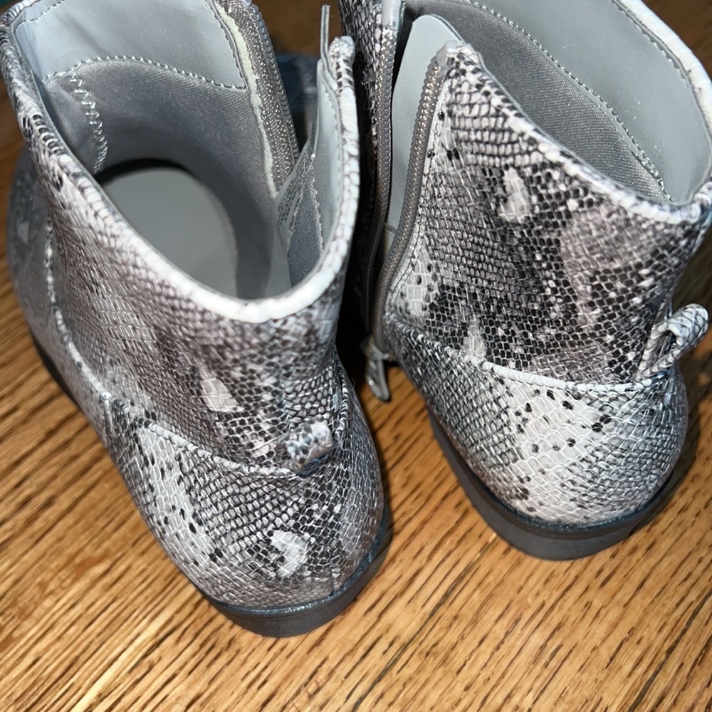 🖤Cat & Jack Snakeskin Booties Size 4 - Picture 6 of 7